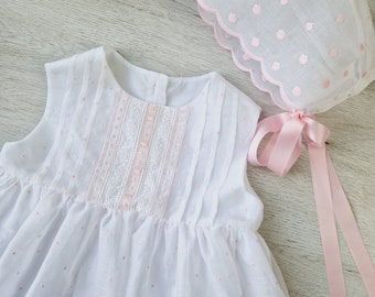 Conjunto de vestido y capota de bautizo. Christening dress and bonnet.