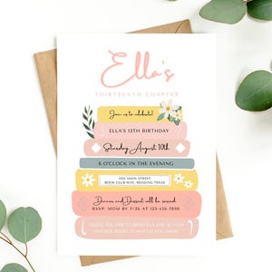 K&ouml;nnte beinhalten: Eine rosafarbene und gelbe Geburtstagseinladung mit einem Stapel B&uuml;cher und Blumen. Die Einladung lautet "Ella's Thirteenth Chapter" und enth&auml;lt das Datum und die Uhrzeit der Party. Sie lautet auch "Join us to celebrate Ella's 13th Birthday, Saturday August 10th, 6 o'clock in the evening".