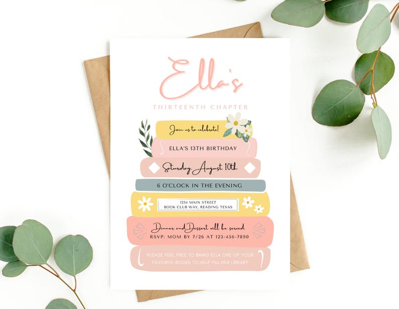 K&ouml;nnte beinhalten: Eine rosafarbene und gelbe Geburtstagseinladung mit einem Stapel B&uuml;cher und Blumen. Die Einladung lautet "Ella's Thirteenth Chapter" und enth&auml;lt das Datum und die Uhrzeit der Party. Sie lautet auch "Join us to celebrate Ella's 13th Birthday, Saturday August 10th, 6 o'clock in the evening".
