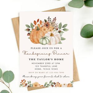 Pode incluir: Convite para um jantar de A&ccedil;&atilde;o de Gra&ccedil;as com uma ilustra&ccedil;&atilde;o em aquarela de ab&oacute;boras, folhas de outono e flores. O texto diz "Por favor, junte-se a n&oacute;s para um jantar de A&ccedil;&atilde;o de Gra&ccedil;as, na casa dos Taylor, em 23 de novembro &agrave;s 14h, 123 Thankful Lane, Home, Texas 12345, RSVP para Mary no 123-456-7890, Por favor, traga seu prato favorito para compartilhar."