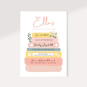 K&ouml;nnte beinhalten: Eine rosa und gelbe Einladungskarte mit einem Stapel B&uuml;cher, die mit Blumen verziert sind. Der Text auf der Karte lautet "Ella's Thirteenth Chapter" und enth&auml;lt Details f&uuml;r eine Geburtstagsfeier.