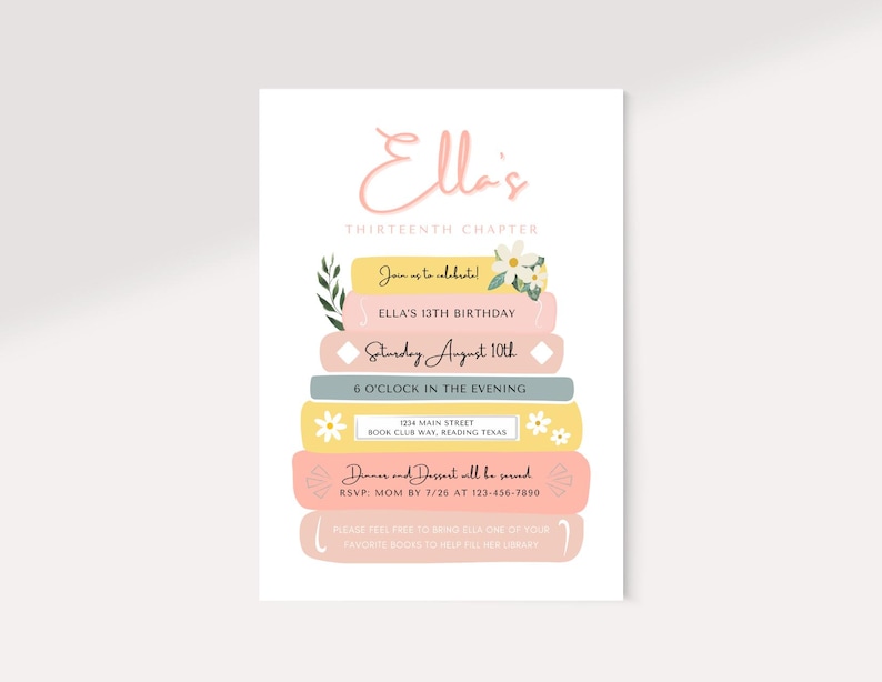 K&ouml;nnte beinhalten: Eine rosa und gelbe Einladungskarte mit einem Stapel B&uuml;cher, die mit Blumen verziert sind. Der Text auf der Karte lautet "Ella's Thirteenth Chapter" und enth&auml;lt Details f&uuml;r eine Geburtstagsfeier.