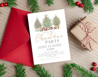 Puede incluir: Una invitación a una fiesta de Navidad blanca con una fuente de caligrafía dorada. La invitación presenta una ilustración de acuarela de tres árboles de Navidad con regalos y un lazo rojo. El texto dice "Join us for a Christmas Party, Sábado 15 de diciembre, 18:30, The Taylor Home, 123 Christmas Lane Home, Texas, RSVP antes del 10 de diciembre a Sarah, 123-456-7890, Por favor, traiga un regalo de Secret Santa de 10 €."