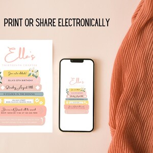 K&ouml;nnte beinhalten: Eine druckbare Geburtstagseinladung f&uuml;r eine 13. Geburtstagsfeier. Die Einladung zeigt einen Stapel B&uuml;cher in einem rosa und gelben Farbschema mit dem Text "Ella's Thirteenth Chapter" und "Join us to celebrate! Ella's 13th Birthday Sunday August 10th 6 o'clock in the evening 123 Main Street Book Club & Reading Room RSVP Mom by 7/26 at 123-436-7890"