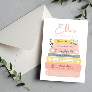 K&ouml;nnte beinhalten: Eine rosafarbene und gelbe Geburtstagseinladung mit dem Text "Ella's Thirteenth Chapter" und einem Stapel B&uuml;cher mit Blumen. Die Einladung enth&auml;lt die Details von Ellas 13. Geburtstagsparty, einschlie&szlig;lich Datum, Uhrzeit und Ort.