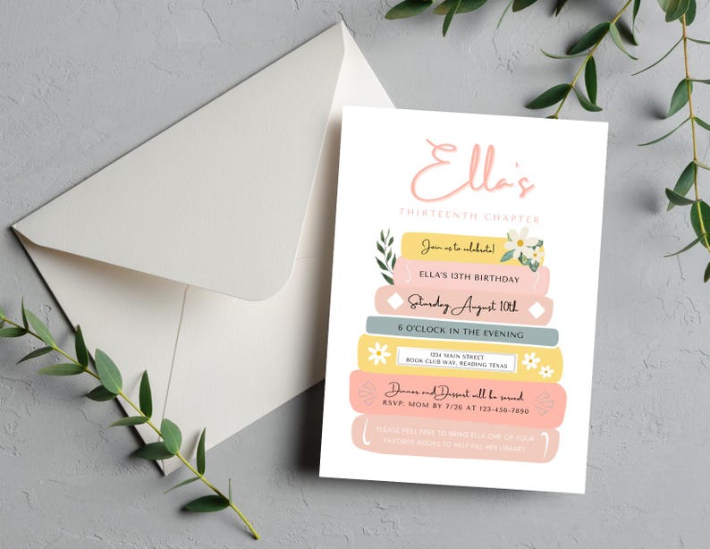 K&ouml;nnte beinhalten: Eine rosafarbene und gelbe Geburtstagseinladung mit dem Text "Ella's Thirteenth Chapter" und einem Stapel B&uuml;cher mit Blumen. Die Einladung enth&auml;lt die Details von Ellas 13. Geburtstagsparty, einschlie&szlig;lich Datum, Uhrzeit und Ort.