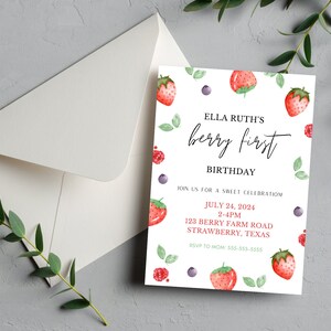 Puede incluir: Una tarjeta de invitaci&oacute;n blanca con una ilustraci&oacute;n de acuarela de fresas y ar&aacute;ndanos. El texto dice "Ella Ruth's berry first birthday. Join us for a sweet celebration. July 24, 2024, 2-4pm, 123 Berry Farm Road, Strawberry, Texas. RSVP to Mom: 555-555-5555."
