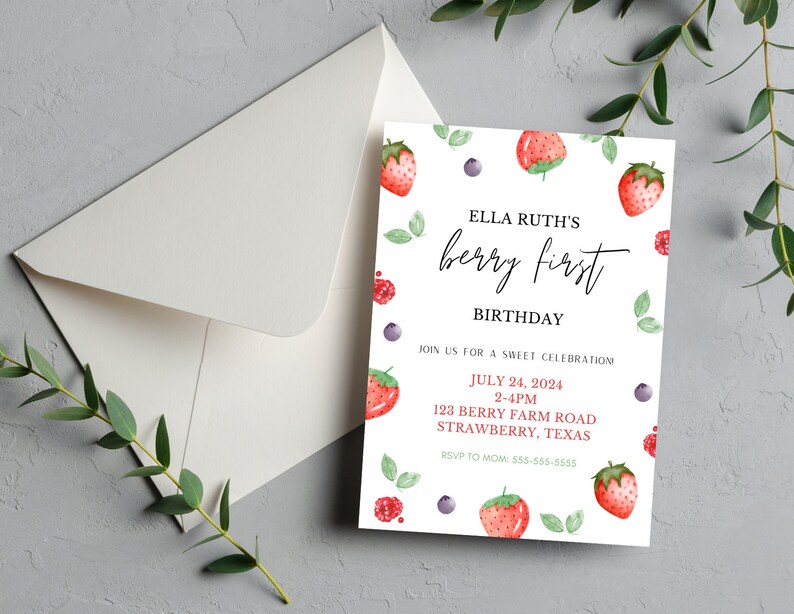 Puede incluir: Una tarjeta de invitaci&oacute;n blanca con una ilustraci&oacute;n de acuarela de fresas y ar&aacute;ndanos. El texto dice "Ella Ruth's berry first birthday. Join us for a sweet celebration. July 24, 2024, 2-4pm, 123 Berry Farm Road, Strawberry, Texas. RSVP to Mom: 555-555-5555."