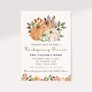 Pode incluir: Convite para um jantar de A&ccedil;&atilde;o de Gra&ccedil;as com uma ilustra&ccedil;&atilde;o em aquarela de ab&oacute;boras e folhagem de outono. O convite inclui o texto "Por favor, junte-se a n&oacute;s para um jantar de A&ccedil;&atilde;o de Gra&ccedil;as", "The Taylor's Home", "23 de novembro &agrave;s 14h00", "123 Thankful Lane", "Home, Texas 12345", "RSVP para Mary no 123-456-7890", e "Por favor, traga seu prato favorito para compartilhar".
