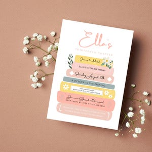 K&ouml;nnte beinhalten: Eine farbenfrohe Einladung zu einer 13. Geburtstagsfeier. Die Einladung zeigt einen Stapel B&uuml;cher mit dem Text "Ella's Thirteenth Chapter" und "You're Invited!" Die Einladung enth&auml;lt auch das Datum und die Uhrzeit der Party sowie den Ort.