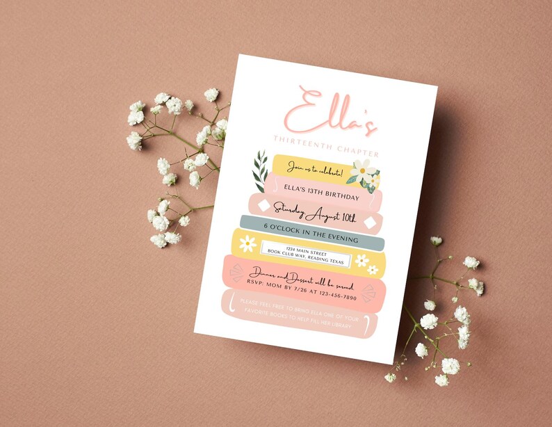 K&ouml;nnte beinhalten: Eine farbenfrohe Einladung zu einer 13. Geburtstagsfeier. Die Einladung zeigt einen Stapel B&uuml;cher mit dem Text "Ella's Thirteenth Chapter" und "You're Invited!" Die Einladung enth&auml;lt auch das Datum und die Uhrzeit der Party sowie den Ort.