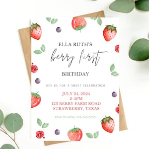 Puede incluir: Una ilustraci&oacute;n de acuarela de una invitaci&oacute;n de cumplea&ntilde;os para el primer cumplea&ntilde;os de una ni&ntilde;a. La invitaci&oacute;n tiene un tema de bayas con fresas, ar&aacute;ndanos y frambuesas. El texto dice "Ella Ruth's Berry First Birthday" e incluye la fecha, la hora y el lugar de la fiesta. Tambi&eacute;n se incluye la informaci&oacute;n de RSVP.