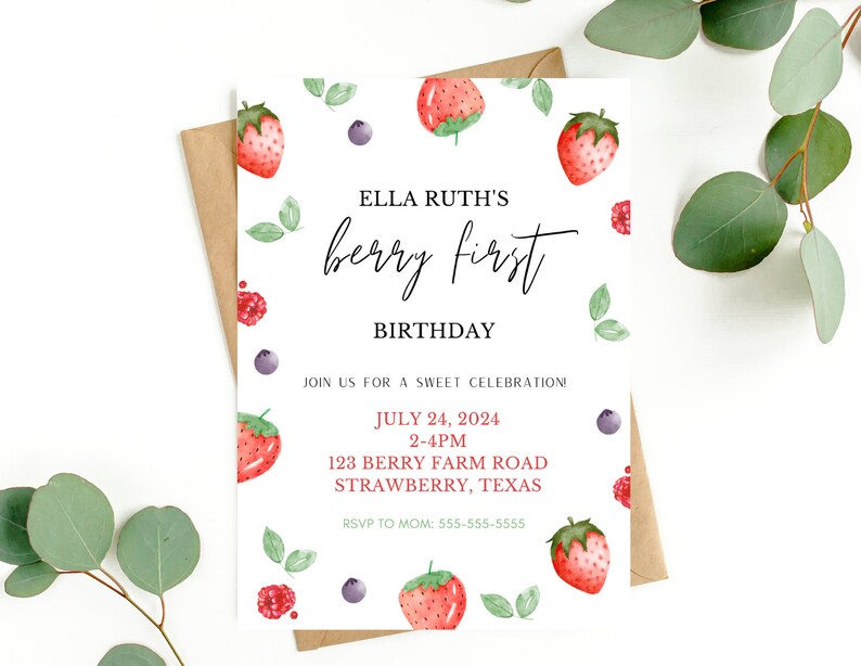 Puede incluir: Una ilustraci&oacute;n de acuarela de una invitaci&oacute;n de cumplea&ntilde;os para el primer cumplea&ntilde;os de una ni&ntilde;a. La invitaci&oacute;n tiene un tema de bayas con fresas, ar&aacute;ndanos y frambuesas. El texto dice "Ella Ruth's Berry First Birthday" e incluye la fecha, la hora y el lugar de la fiesta. Tambi&eacute;n se incluye la informaci&oacute;n de RSVP.