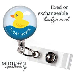 Könnte beinhalten: Ein Ausweis-Rollhalter mit einem runden, blau-weißen Design mit einer gelben Quietscheente, die auf blauem Wasser schwimmt. Die Worte "FLOAT NURSE" sind weiß auf dem blauen Wasser. Der Text "fixed or exchangeable badge reel" ist ebenfalls sichtbar.