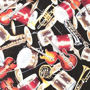Può includere: Un motivo di tessuto con un collage di strumenti musicali. Chitarre, batterie, trombe, sassofoni e violini sono raffigurati in tonalità di rosso, oro e marrone su sfondo nero. Gli strumenti sono disposti in un motivo apparentemente casuale e sovrapposto.