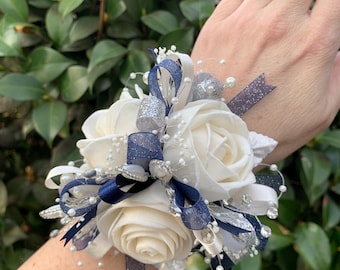 Ramillete y/o Boutonier personalizado, elaborado con flores de madera Sola color marfil