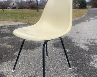 1959 Eames Fiberglass Side Chair Parchment Herman Miller