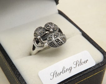 A very elegant silver period multi leaf design vintage jewelry dress ring made with a leaf design across the front set with marcasite stones