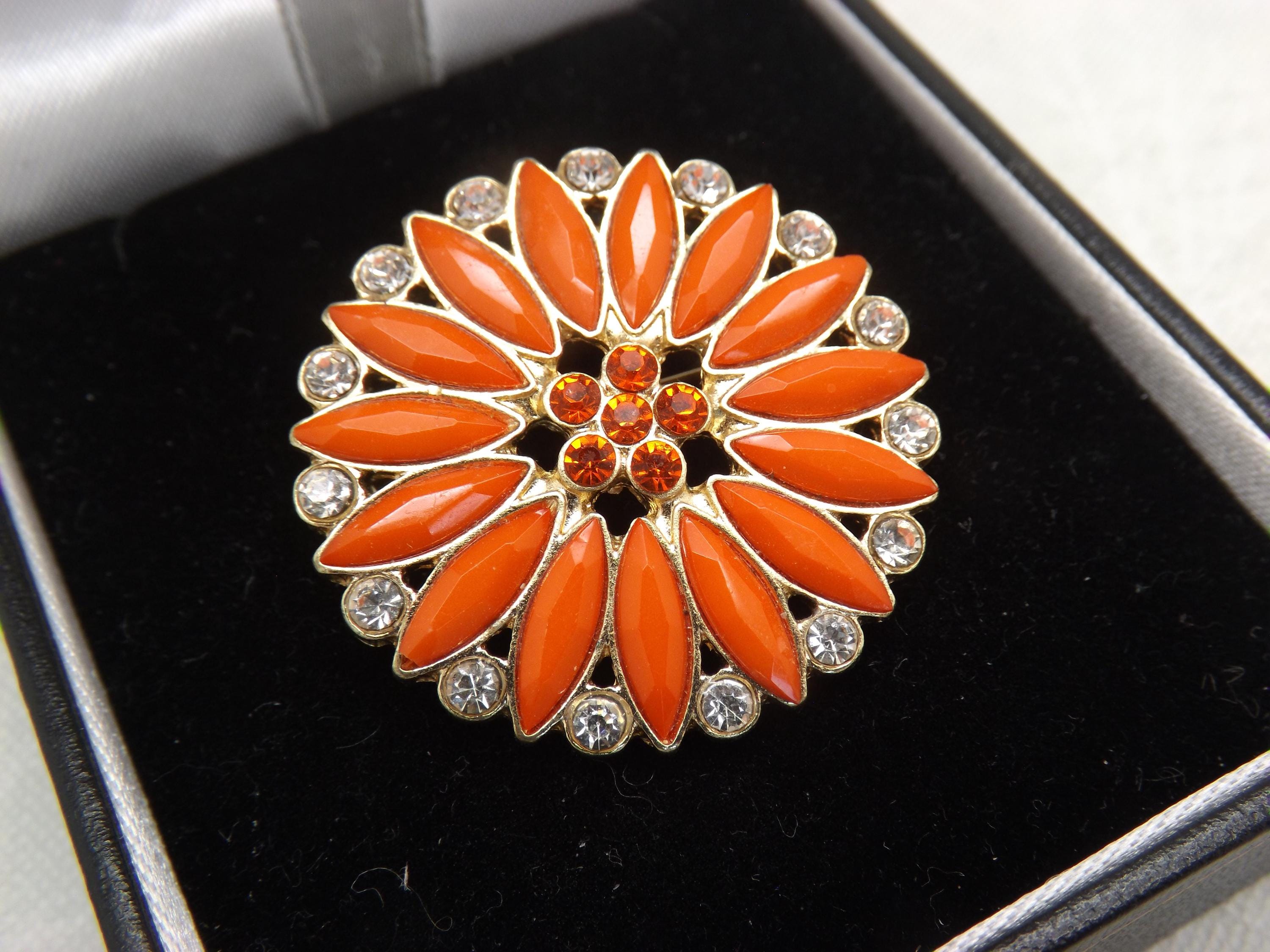 美しい花の頭の形をしたコスチュームジュエリーのブローチ。透かし彫り