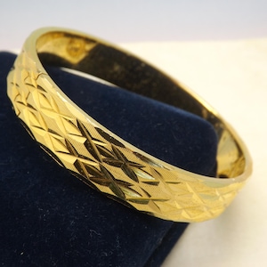 Un beau bracelet jonc articulé avec un design abstrait de coupe lumineuse, des bijoux d&#39;époque vintage en or laminé 18 carats poli avec une chaîne de sécurité