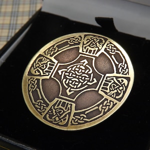 En handgjord skotsk/keltisk rund korsbrosch i vintage-stil i antik, handsnidad, halvmatt och polerad mässing.