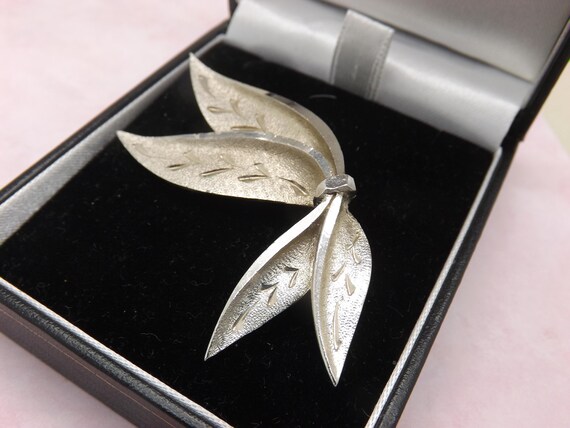 A superb Sphinx abstract leaf design vintage jewe… - image 2