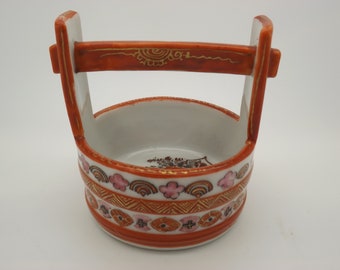 Uma soberba e rara tigela de cerâmica japonesa kutani estilo antigo com alça em porcelana decorada sobre o corpo com esmaltes mistos e dourados