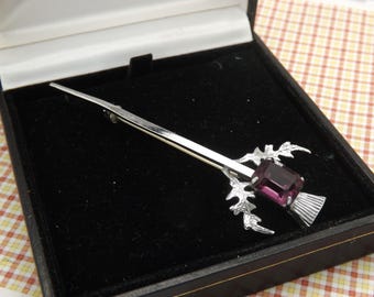 Elegancka, szkocka/celtycka spinka do kiltu lub przypinka do klapy marynarki Mizpah wykonana z ażurowego, srebrnego metalu i ozdobiona fioletowym kamieniem.