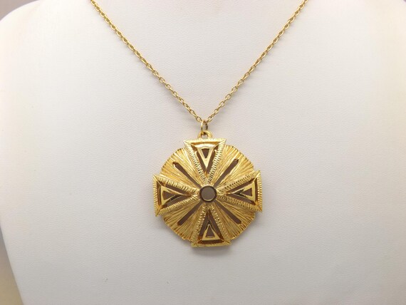 Ensemble de bijoux fantaisie en métal doré comprenant : - CASTLECLIFF