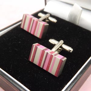 A fine pair of men&#39;s / unisex retro vintage jewelry cufflinks in silvertone metal decorated with striped enameled design across front