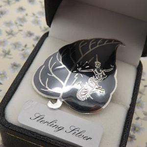 Eine feine Vintage klassische Siam / Thai Tänzerin stilisierte Vintage Schmuck Brosche aus Silber und schwarzer Emaille.