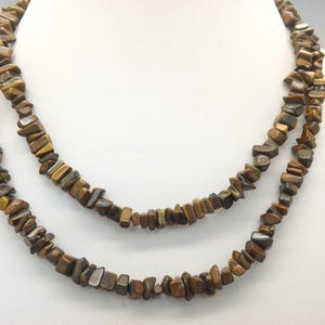 A superb long hand made tiger eye gemstone bead vintage jewelry necklace made of natural shape polished tiger eye chip beads.