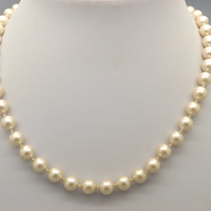 A beautiful quality Monet single row faux pearl vintage costume jewelry necklace with goldtone push-in clasp.