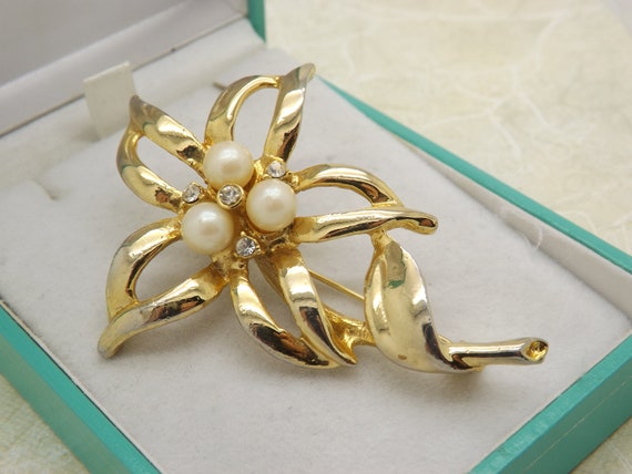 Broche Vintage Dorée Avec Perle - Hauteur 5 Cm - Parfait état - Bijou Rétro Occasion