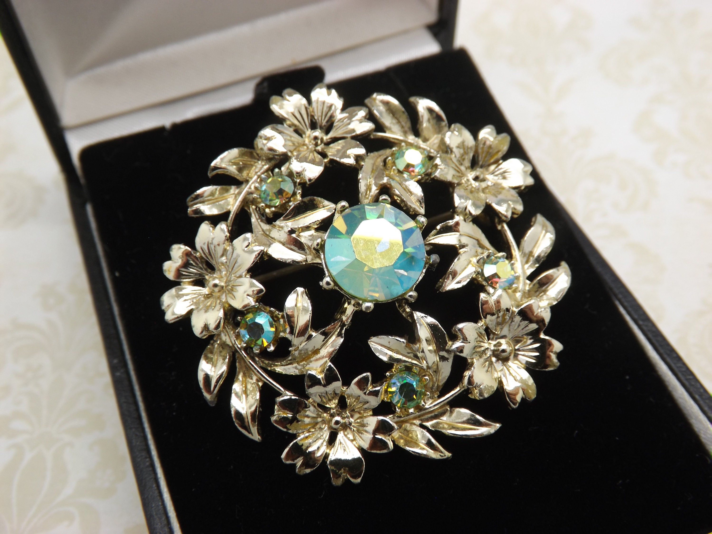 Broche Vintage Fleur Avec Cristaux Et Perle - Relief Ajouré, Imitation Diamant, Occasion
