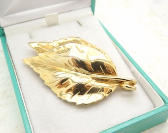 Eine großartige Sarah Coventry Canada große Doppelblatt Design Vintage Schmuck Brosche aus poliertem goldfarbenem Metall mit einer Anhängerschlaufe oben
