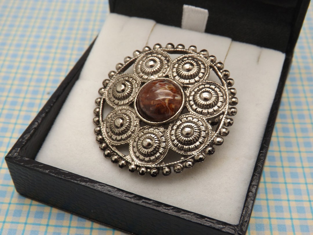 Broche Ronde Bouclier Celtique Ancienne - Argenté Doré - Bijou Vintage Amour 5812