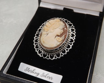 Eine reizende englische handgeschnitzte Cameo Vintage Schmuck Brosche in 925 Silber Fassung besetzt mit einem Muschel Cameo eines jungen Mädchens