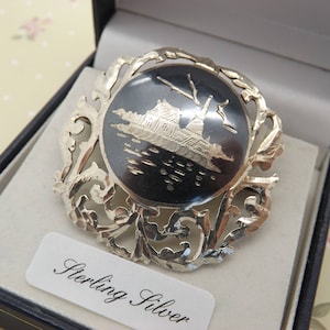 Eine feine Vintage Schmuckbrosche aus Sterlingsilber mit eingelegter schwarzer Emaille
