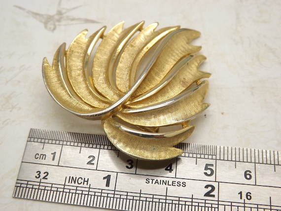 Belle Broche Vintage En Métal Doré En Forme De Feuille - Accessoire D'occasion