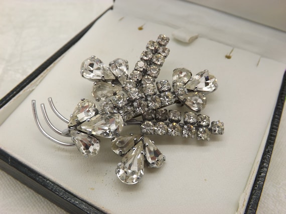 Broche Ancienne En Strass Et Métal Argenté - Occasion - Bijou Vintage Brillant
