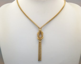 Un très beau collier tissé classique de bijouterie fantaisie vintage composé de deux rangs tissés de chaîne dorée avec des gouttes au centre