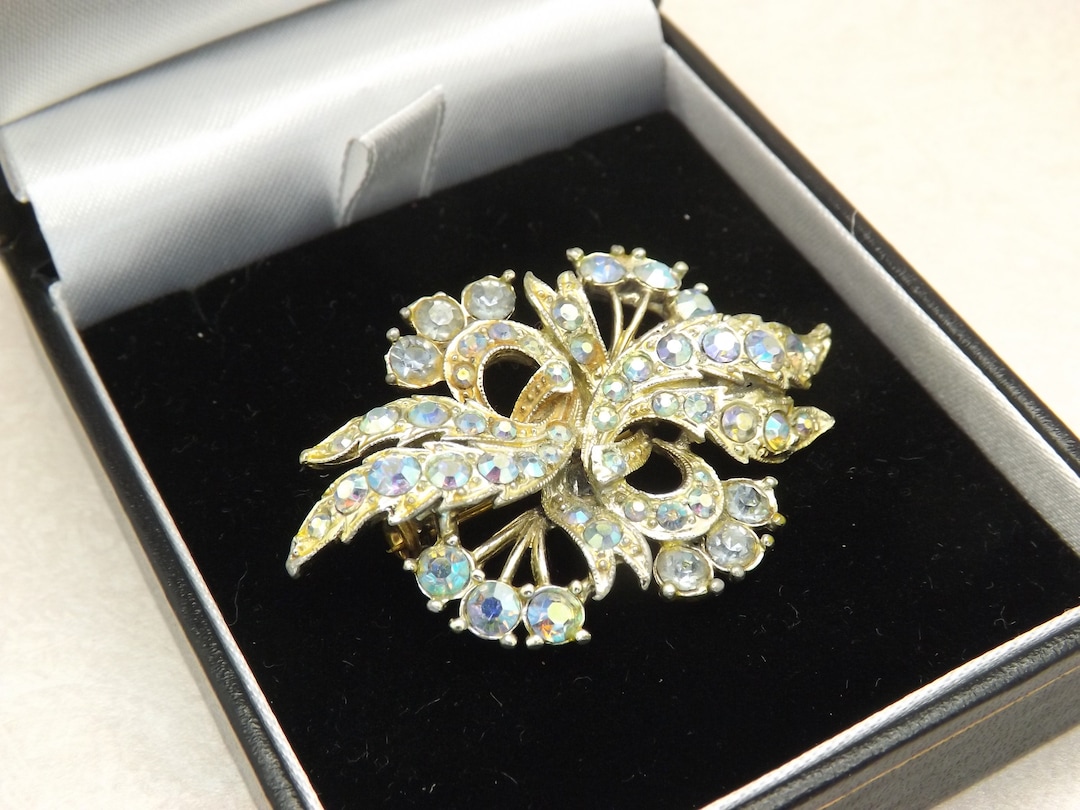 A Stylized Flower and Leaf Design Vintage Jewelry Brooch