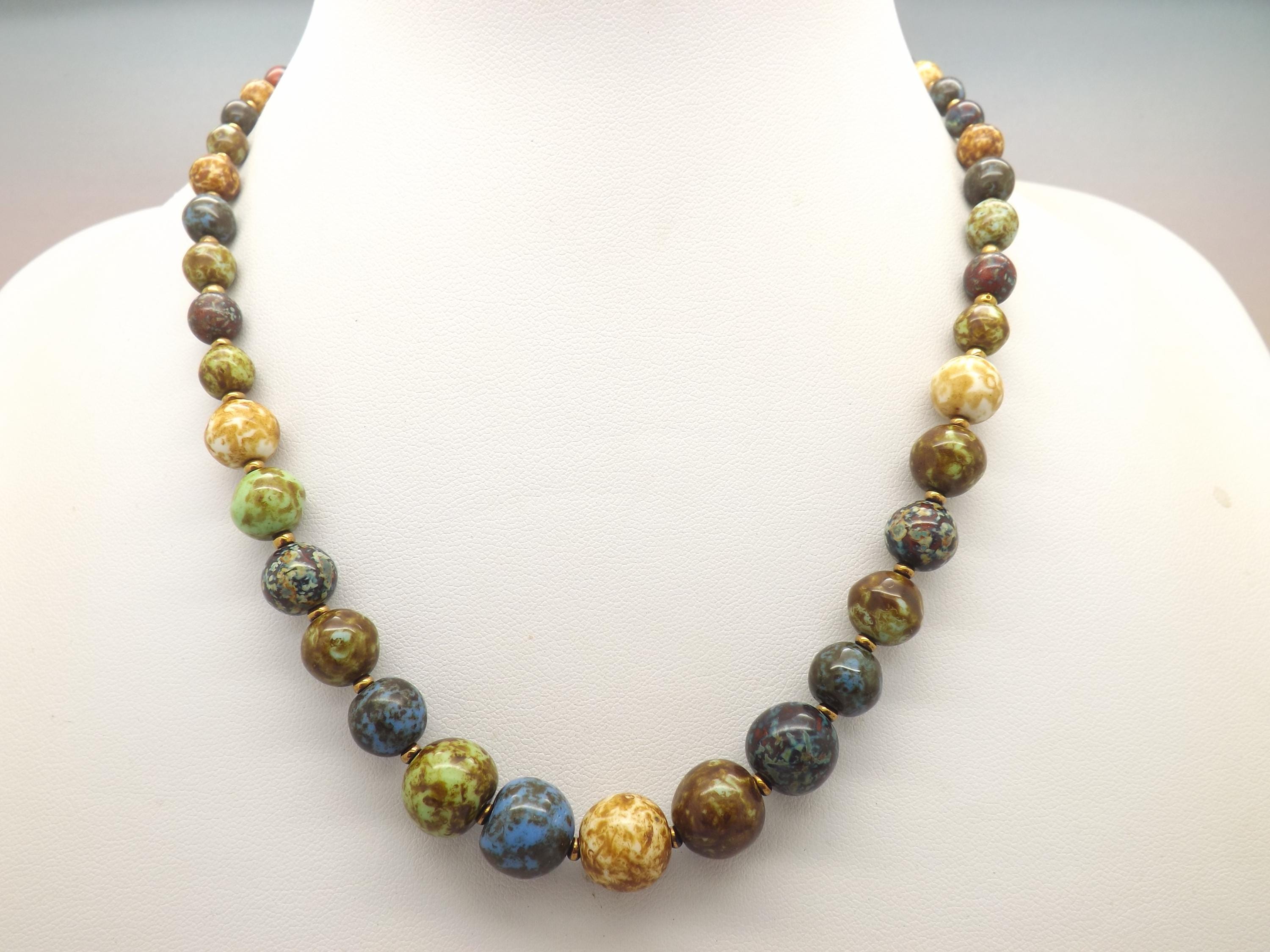 ムラノ瑪瑙タイプのまだら模様の混合色のビーズとスペーサーで作られた