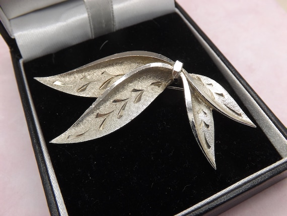 A superb Sphinx abstract leaf design vintage jewe… - image 1