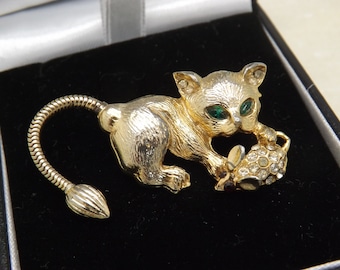 Eine echte lustige kleine Katze mit Maus in den Pfoten Vintage Schmuck aus goldfarbenem Metall, verziert mit gemischten farbigen Steinen