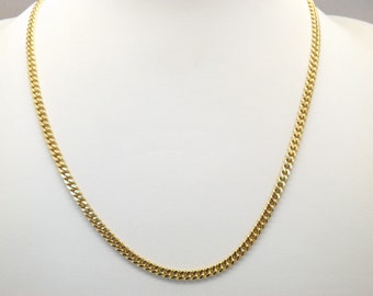 Una bellissima collana di bigiotteria con catena color oro realizzata con sottili maglie piatte intrecciate