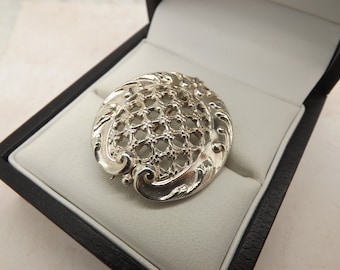 Eine schöne frühe fremde handgefertigte ovale Silber auf Kupfer antike Schmuck Brosche in einem feinen Hand geschlagen durchbrochene Blume und Blatt-Design