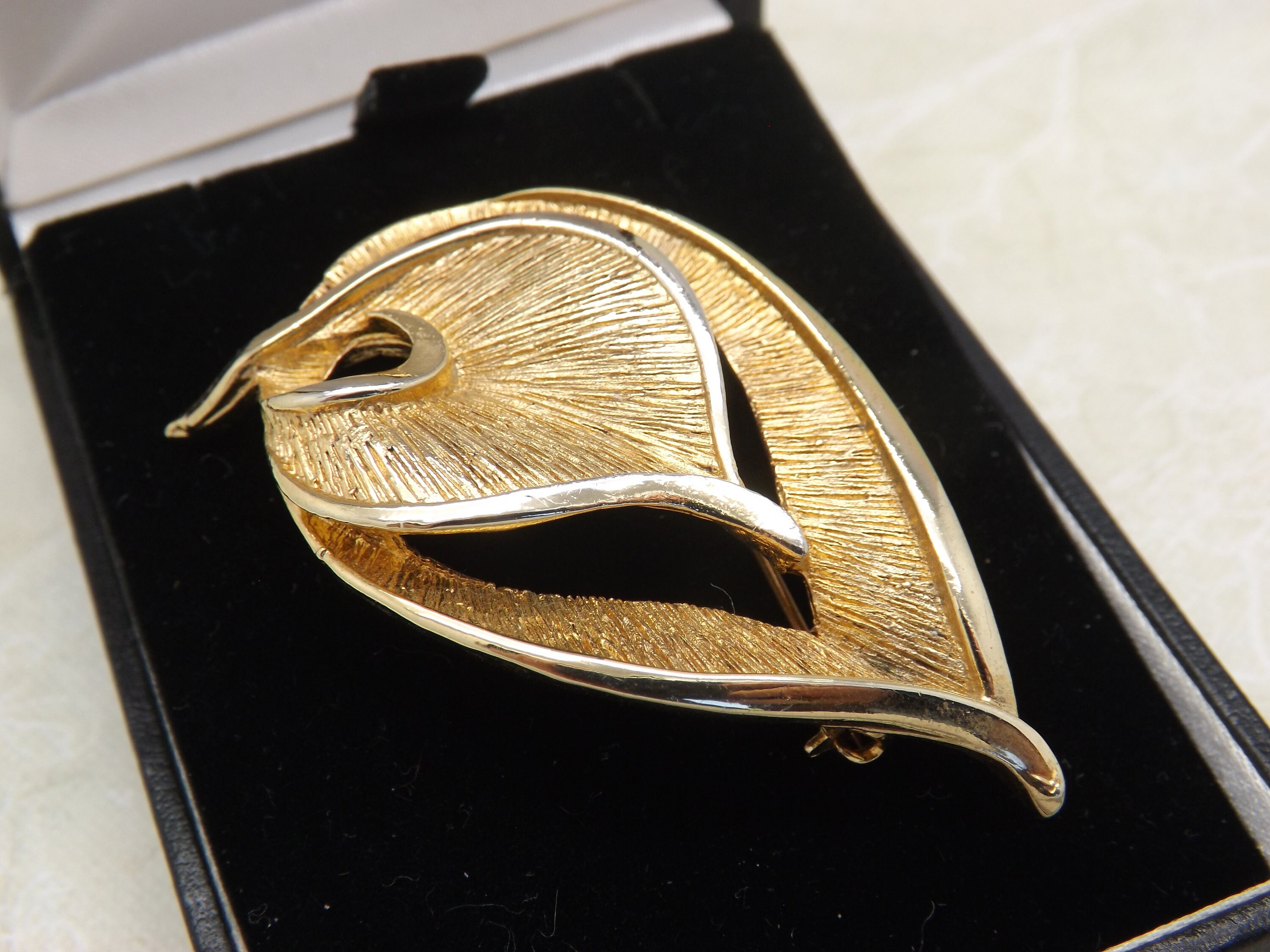 Eine wunderschöne Dorene stilisierte Blatt Design Vintage Schmuck Brosche aus fein ziseliertem und poliertem durchbrochenem goldfarbenem Metall