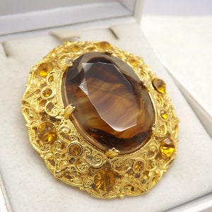 Ce118a Attractive Vintage Goldtone Oval Shaped Brooch. Two